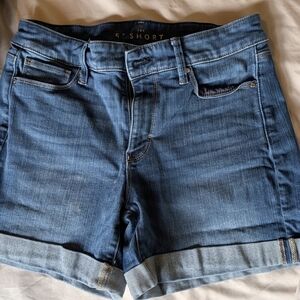 White House Black Market The 5 Inch Blue Jean Short In Women's Size 4